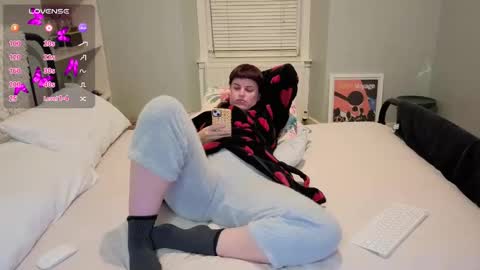 Snapshot of miawallace__ chatting on 11-01-25, 11:18 Mia online show from 11-01-25, 11:18