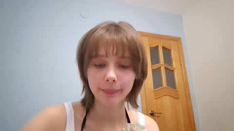 Snapshot of micasulejmanovski chatting on 10-13-25, 05:35 Luna online show from 10-13-25, 05:35