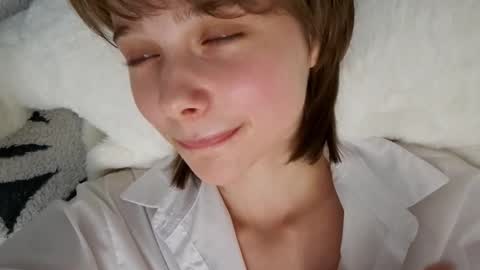 Snapshot of micasulejmanovski chatting on 10-16-25, 05:25 Luna online show from 10-16-25, 05:25