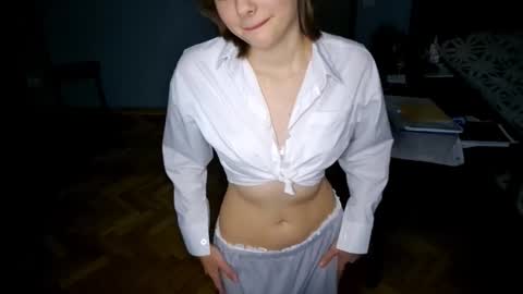 Snapshot of micasulejmanovski chatting on 10-31-25, 04:30 Luna online show from 10-31-25, 04:30