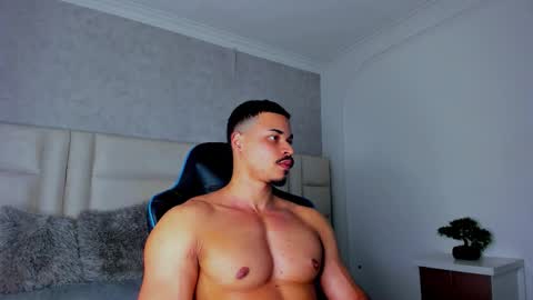 Snapshot of michael_reinolds chatting on 11-21-25, 03:05 Michael online show from 11-21-25, 03:05