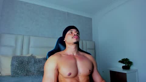 Snapshot of michael_reinolds chatting on 12-04-25, 01:48 Michael online show from 12-04-25, 01:48