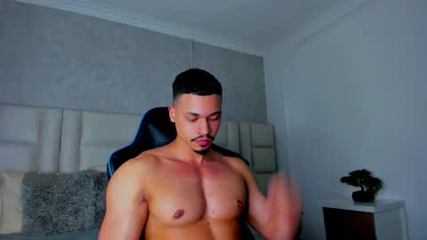 Snapshot of michael_reinolds chatting on 12-05-25, 07:06 Michael online show from 12-05-25, 07:06