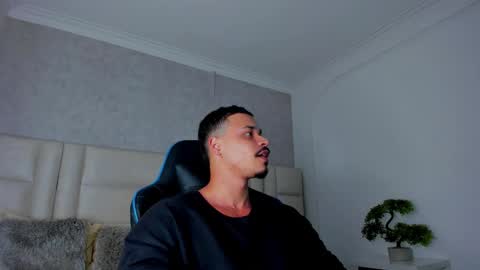 Snapshot of michael_reinolds chatting on 12-16-25, 03:22 Michael online show from 12-16-25, 03:22