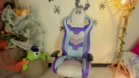 Snapshot of michelle_chang chatting on 10-23-25, 06:06 michelle chang online show from 10-23-25, 06:06