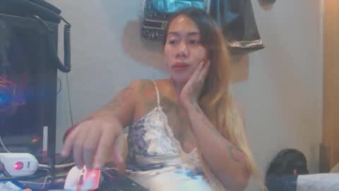 Snapshot of michelle_ux chatting on 11-25-25, 12:27 michelle_ux online show from 11-25-25, 12:27
