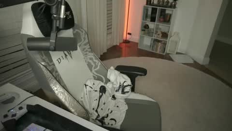 Snapshot of mickaelawest chatting on 12-15-25, 11:09 Mickaela West online show from 12-15-25, 11:09