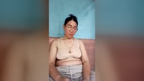 Snapshot of mickye00 chatting on 06-17-26, 04:04 Miky online show from 06-17-26, 04:04