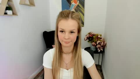 Snapshot of midnighteaura chatting on 05-19-26, 12:11 midnighteaura online show from 05-19-26, 12:11