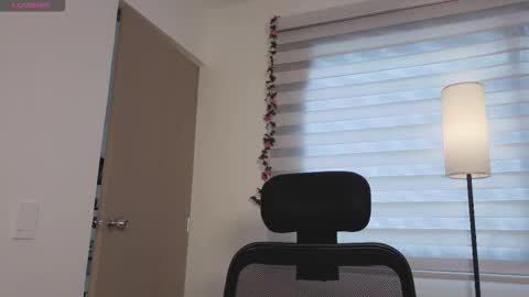 Snapshot of midori__san chatting on 10-19-25, 04:18 midori__san online show from 10-19-25, 04:18