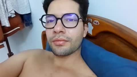 Snapshot of midoumas1 chatting on 11-18-25, 07:18 Sam online show from 11-18-25, 07:18