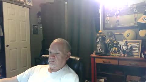 Snapshot of midwestdad09 chatting on 06-11-26, 07:28 midwestdad09 online show from 06-11-26, 07:28