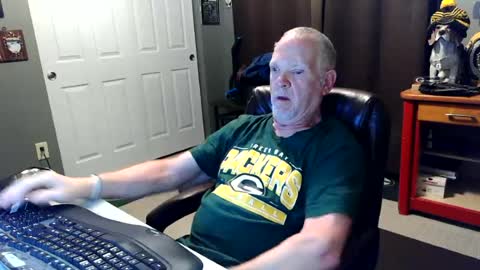 Snapshot of midwestdad09 chatting on 06-14-26, 07:43 midwestdad09 online show from 06-14-26, 07:43