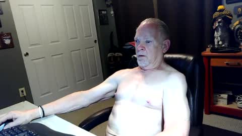 Snapshot of midwestdad09 chatting on 06-16-26, 06:49 midwestdad09 online show from 06-16-26, 06:49
