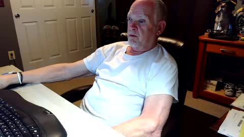 Snapshot of midwestdad09 chatting on 06-19-26, 12:26 midwestdad09 online show from 06-19-26, 12:26