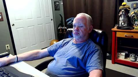 Snapshot of midwestdad09 chatting on 06-22-26, 06:10 midwestdad09 online show from 06-22-26, 06:10