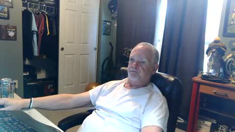Snapshot of midwestdad09 chatting on 06-26-26, 01:37 midwestdad09 online show from 06-26-26, 01:37