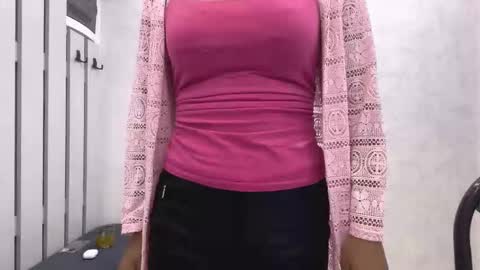 Snapshot of mieshasegura chatting on 11-11-25, 06:52 Mia online show from 11-11-25, 06:52