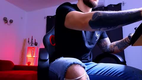 Snapshot of mightyaaron chatting on 10-27-25, 04:27 MightyAaron online show from 10-27-25, 04:27