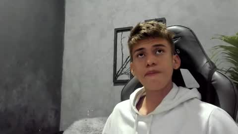 Snapshot of miguel_hz chatting on 12-05-24, 12:11 Miguel Hernandez online show from 12-05-24, 12:11