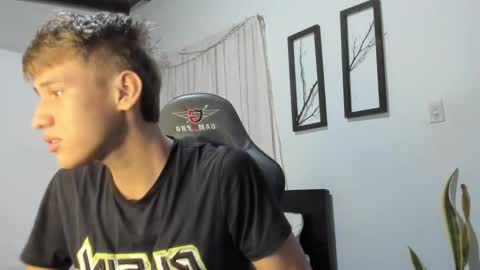 Snapshot of miguel_hz chatting on 02-15-25, 10:42 Miguel Hernandez online show from 02-15-25, 10:42