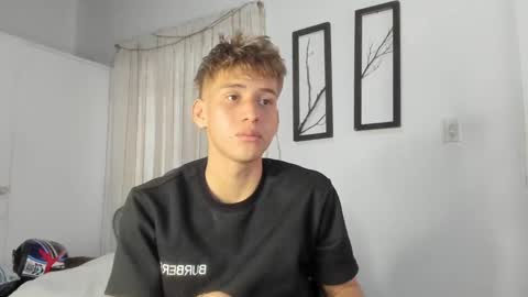 Snapshot of miguel_hz chatting on 02-27-25, 04:32 Miguel Hernandez online show from 02-27-25, 04:32