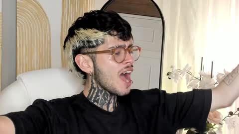 Snapshot of mihailleroy chatting on 01-09-25, 01:50 MIHAIL LEROY finally independent model online show from 01-09-25, 01:50