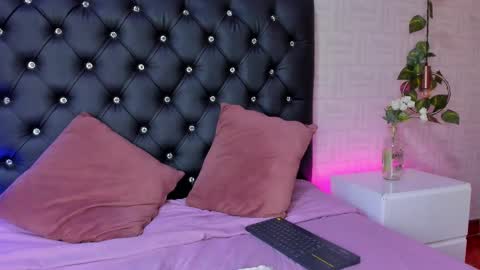 Mia online show from 03-06-25, 03:13