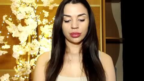 Mika online show from 02-10-25, 12:18