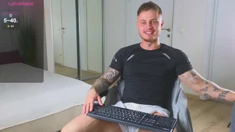 Snapshot of mike___magic chatting on 10-11-25, 05:50 Mike Magic online show from 10-11-25, 05:50