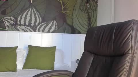 Mike Montoya online show from 10-22-25, 06:02