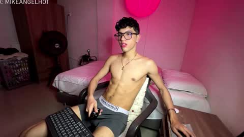 Mike Pineapple online show from 01-07-26, 04:04