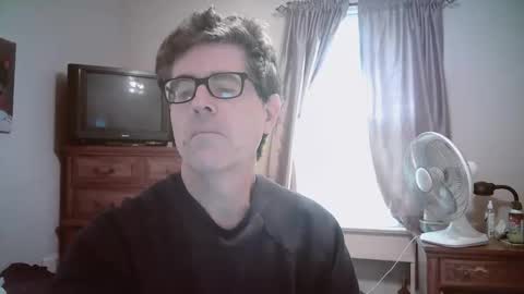 Snapshot of mikewulds chatting on 05-25-26, 02:56 Mike online show from 05-25-26, 02:56