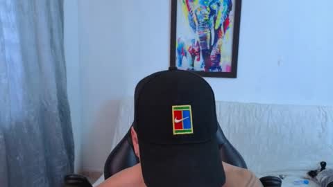 Snapshot of mikke_love chatting on 11-18-25, 01:26 MIKKE online show from 11-18-25, 01:26