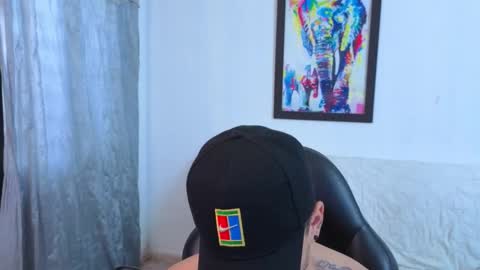 Snapshot of mikke_love chatting on 11-24-25, 01:33 MIKKE online show from 11-24-25, 01:33