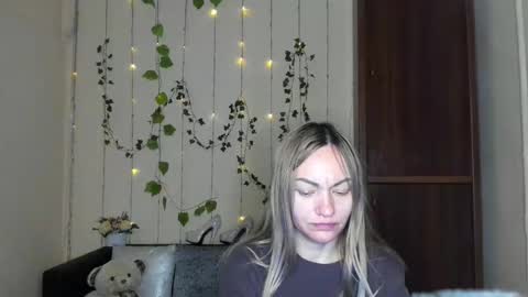 Snapshot of mikkey_mouse8 chatting on 04-29-26, 06:17 Adalina online show from 04-29-26, 06:17