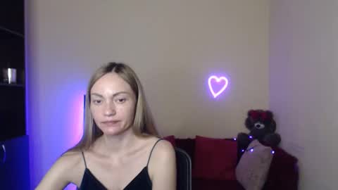 Snapshot of mikkey_mouse8 chatting on 05-11-26, 04:04 Adalina online show from 05-11-26, 04:04