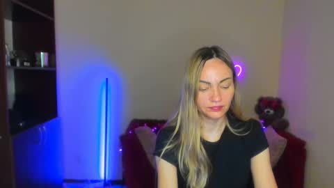 Snapshot of mikkey_mouse8 chatting on 06-10-26, 05:39 Adalina online show from 06-10-26, 05:39