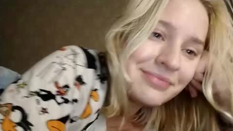 Snapshot of mila_420 chatting on 12-19-25, 11:45 Mila 420 online show from 12-19-25, 11:45