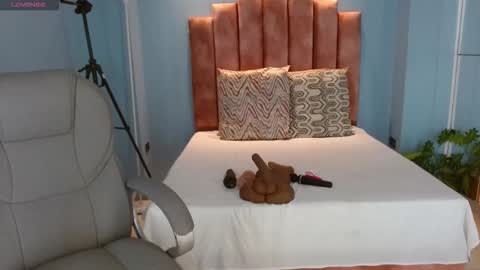 Snapshot of milaa_star chatting on 02-25-26, 04:00 milaa_star online show from 02-25-26, 04:00