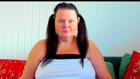 Snapshot of milanabiegert chatting on 01-13-26, 10:31 Lana online show from 01-13-26, 10:31