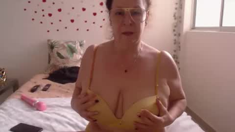 Snapshot of milchanell chatting on 10-10-25, 10:20 milchanell online show from 10-10-25, 10:20