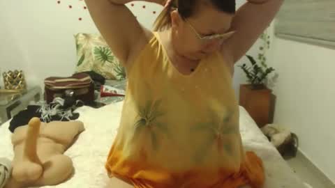 Snapshot of milchanell chatting on 10-13-25, 10:54 milchanell online show from 10-13-25, 10:54