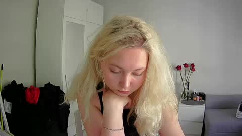 Snapshot of milena391630 chatting on 04-29-26, 01:26 Milena new nonude shy blonde natural online show from 04-29-26, 01:26