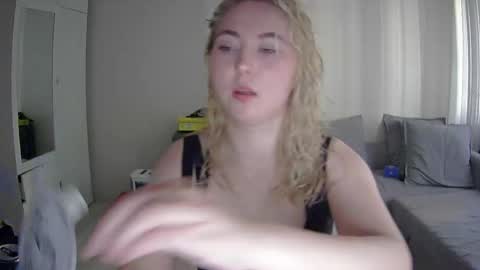 Snapshot of milena391630 chatting on 05-22-26, 05:18 Milena new nonude shy blonde natural online show from 05-22-26, 05:18