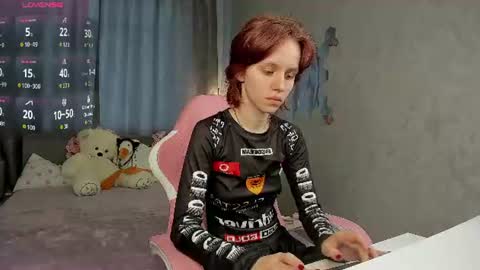 Snapshot of milena_milyan chatting on 06-15-26, 01:19 Milena online show from 06-15-26, 01:19