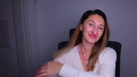 Snapshot of milena_sunny_ chatting on 12-20-25, 12:12 Milena online show from 12-20-25, 12:12