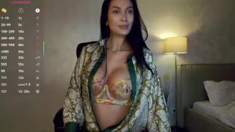 Snapshot of miley_me chatting on 05-10-26, 10:20 M online show from 05-10-26, 10:20