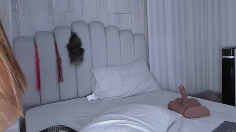 Snapshot of mileyerikson chatting on 10-15-25, 02:33 MILEY online show from 10-15-25, 02:33