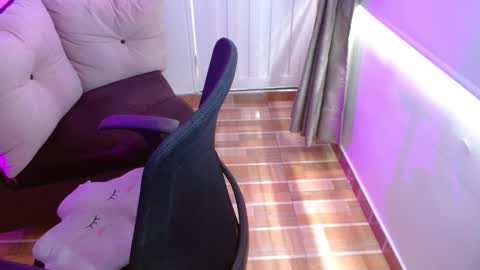 Snapshot of milfrosalie chatting on 02-13-25, 03:56 Rosalie online show from 02-13-25, 03:56